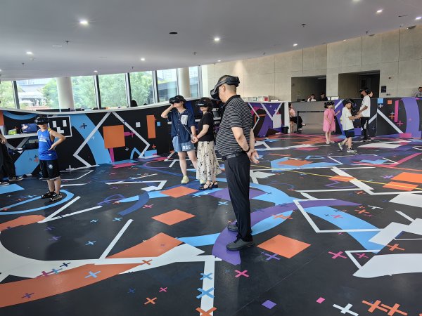 资生网 回到凡尔赛宫和泰坦尼克号 在成都美术馆“全息”式参观